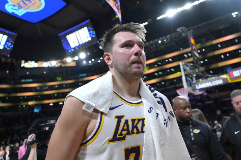 东契奇连续三场比赛得分超过锐不可当，DWG不断突破！引发球迷热议(东契奇60分21篮板三双)